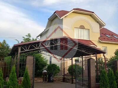 навес для загородного дома с двускатной крышей