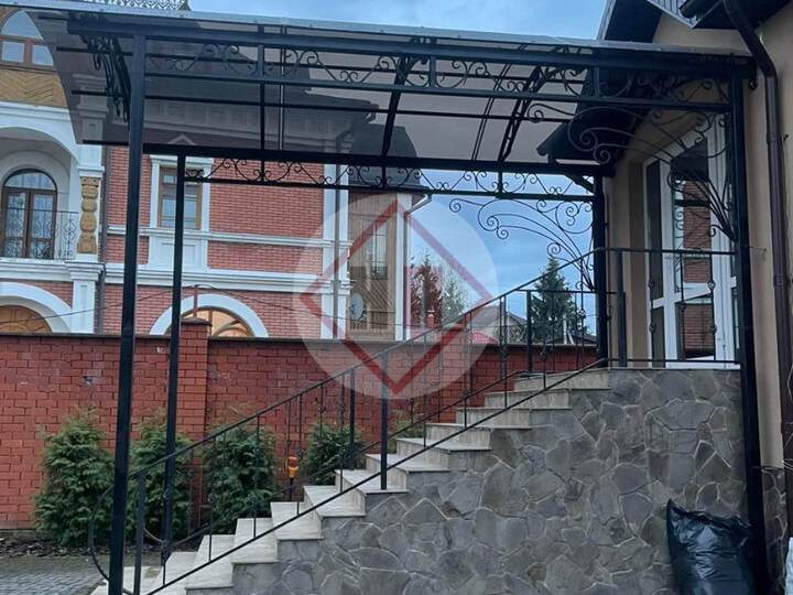 арочный навес с элементами ковки для крыльца