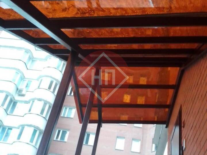 сложный навес из профилированного монолитного поликарбоната