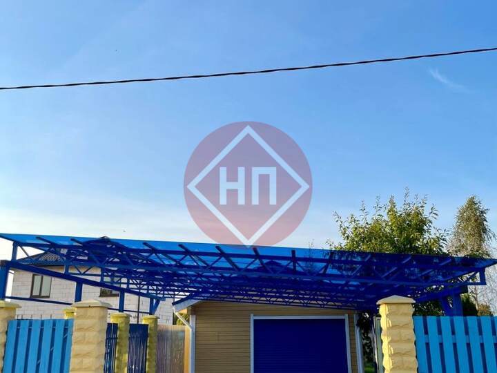 навес для деревянного дома, кровля с синим поликарбонатом
