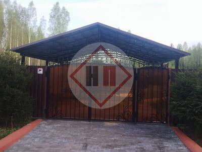двускатный навес из металлопрофиля, примыкающий к воротам